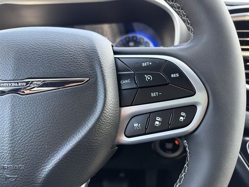 Used 2025 Chrysler Pacifica Select FWD image 28