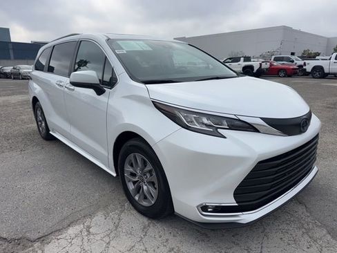 Used 2023 Toyota Sienna XLE w/ XLE Plus Package image 3