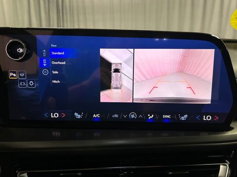 Used 2025 Chevrolet Traverse LT w/ Enhanced Driving Package image 18