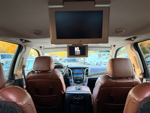 Used 2015 Cadillac Escalade ESV Luxury image 27