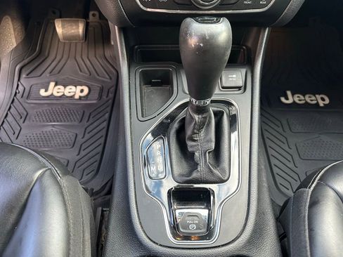 Used 2020 Jeep Cherokee Latitude Plus image 11