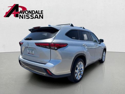Used 2020 Toyota Highlander Limited FWD image 4