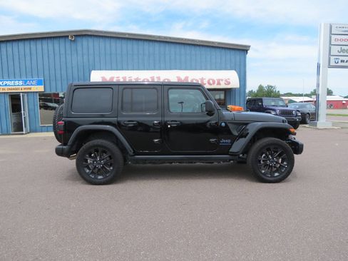 Used 2025 Jeep Wrangler Unlimited Sahara AWD/4WD image 11