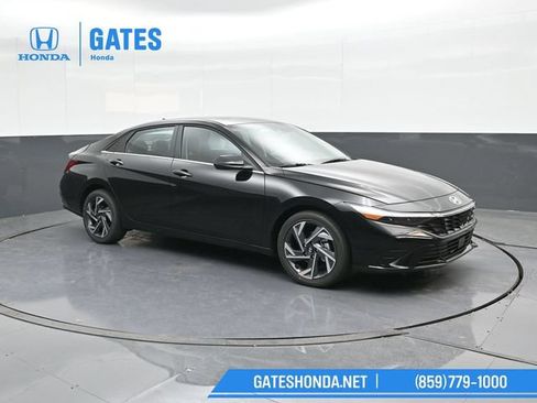 Used 2025 Hyundai Elantra Limited w/ Cargo Package FWD image 4