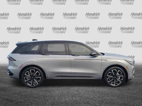 Used 2025 Lincoln Nautilus Reserve image 8