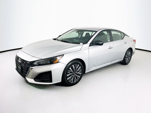 Used 2025 Nissan Altima 2.5 SV FWD image 3
