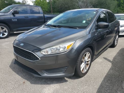 Used 2018 Ford Focus SE FWD image 2