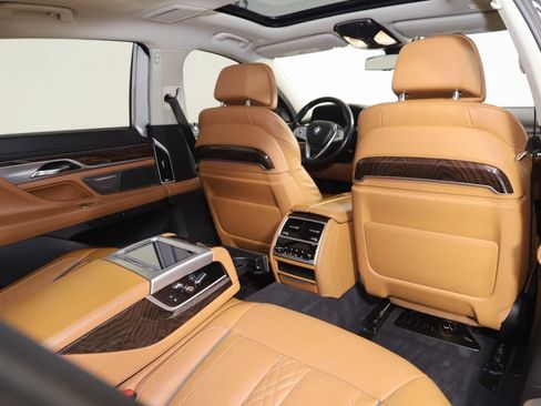 Used 2022 BMW 750i xDrive w/ Luxury Rear Seating Package image 17