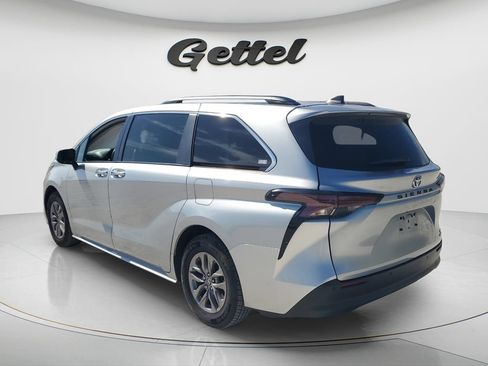 Used 2024 Toyota Sienna XLE FWD image 7