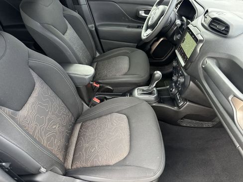 Used 2023 Jeep Renegade Latitude image 12