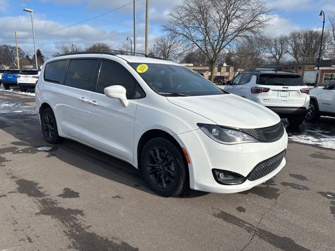 Used 2020 Chrysler Pacifica Touring-L image 3