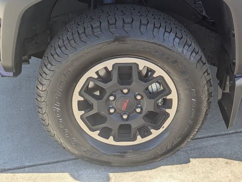 Used 2025 Toyota Tacoma TRD Off-Road w/ TRD Off Road Upgrade Package AWD/4WD image 10