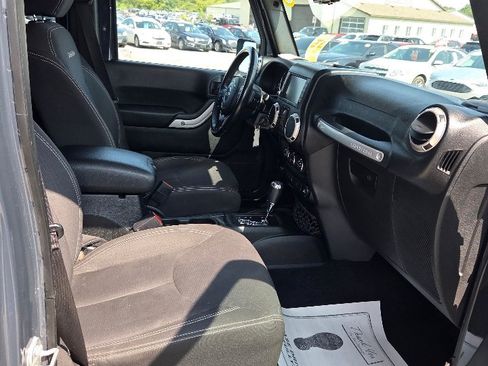 Used 2017 Jeep Wrangler Unlimited Sahara w/ Connectivity Group image 15