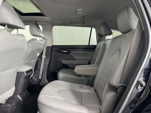 Used 2020 Toyota Highlander XLE AWD/4WD image 34
