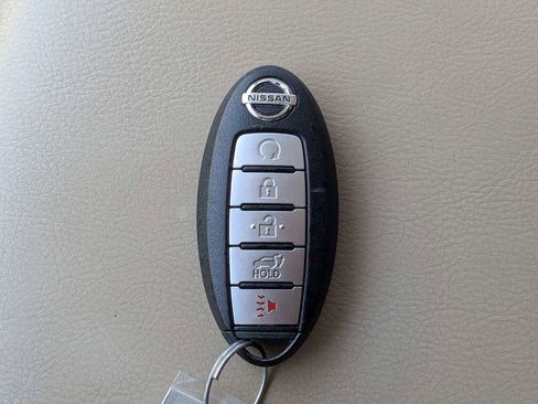Used 2017 Nissan Pathfinder Platinum FWD image 30