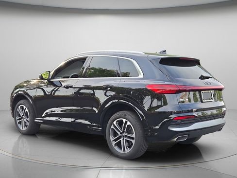 Certified 2025 Audi Q5 Premium w/ Convenience Package AWD/4WD image 6