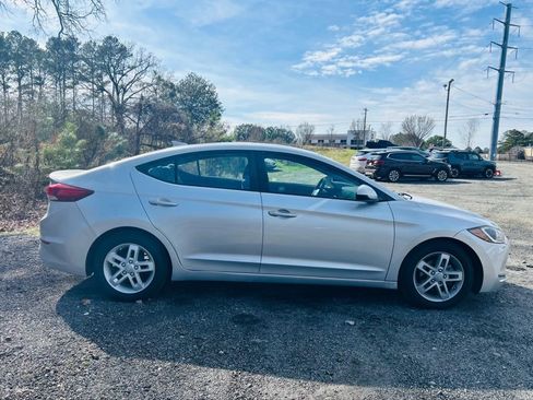 Used 2017 Hyundai Elantra SE image 7