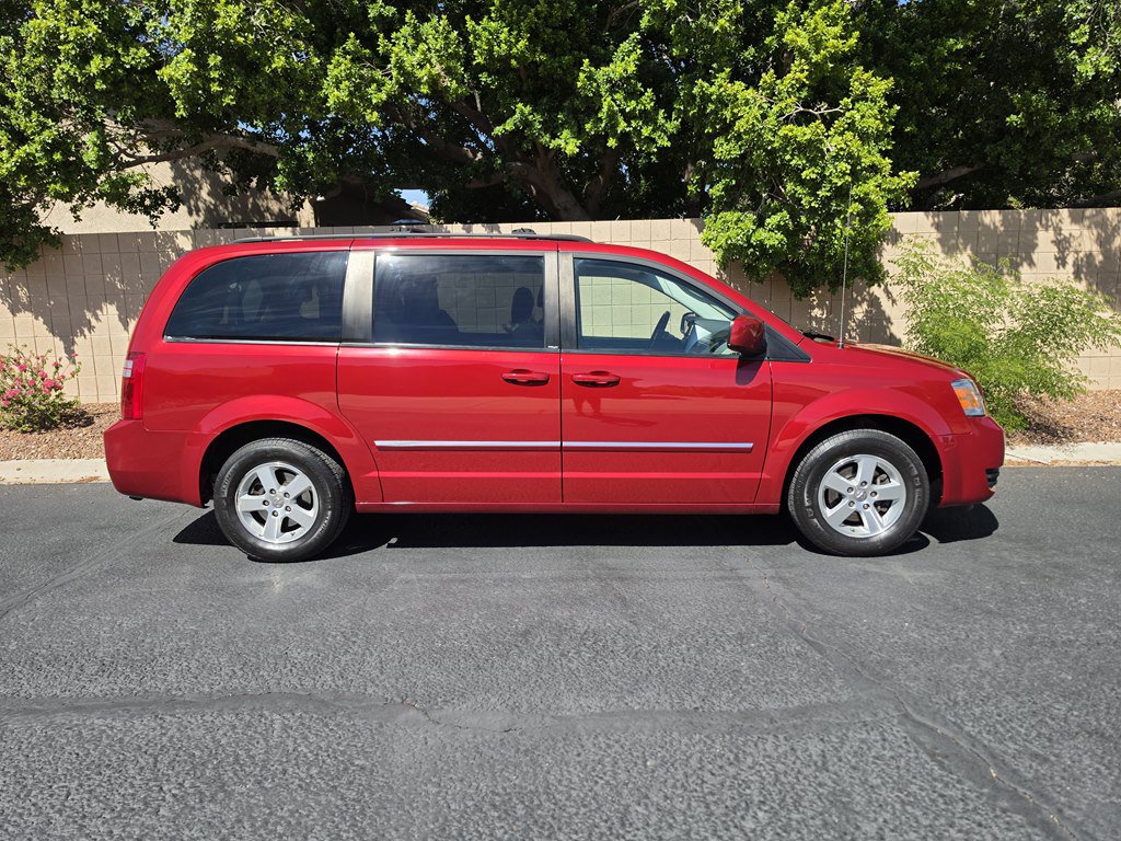 Used 2009 Dodge Grand Caravan SXT w/ Entertainment Group 2 FWD image 2