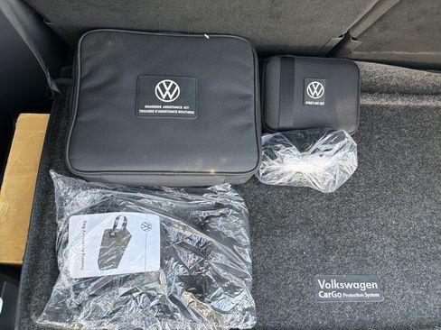 Used 2024 Volkswagen Atlas Peak Edition SE AWD/4WD image 28