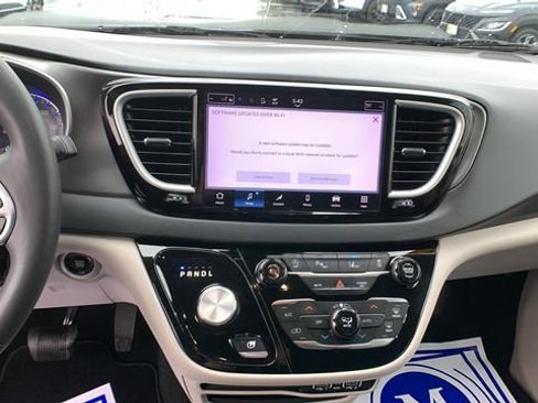 Used 2023 Chrysler Pacifica Touring-L FWD image 13