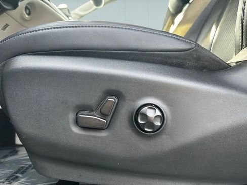 Used 2024 Chrysler Pacifica Limited FWD image 11