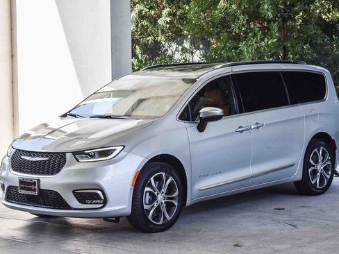 New 2026 Chrysler Pacifica Pinnacle w/ Trailer Tow Group AWD/4WD image 3