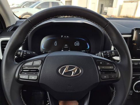 Used 2025 Hyundai Venue Limited image 16