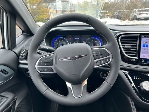 New 2026 Chrysler Pacifica Limited image 10