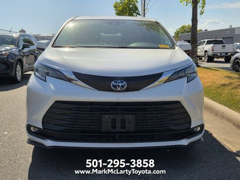 Used 2025 Toyota Sienna XLE FWD image 2