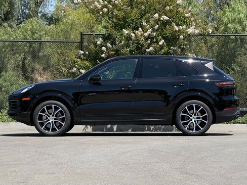 Certified 2023 Porsche Cayenne Platinum Edition AWD/4WD image 2