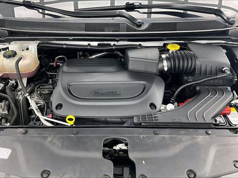 Used 2024 Chrysler Pacifica Touring-L FWD image 10