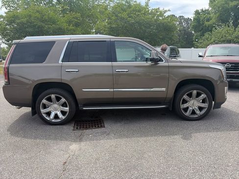 Used 2016 Cadillac Escalade Luxury RWD image 3