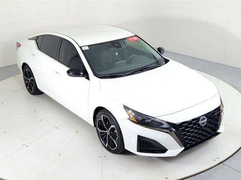 Certified 2024 Nissan Altima 2.5 SR image 13