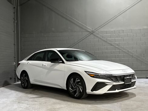 Used 2025 Hyundai Elantra Sport FWD image 1