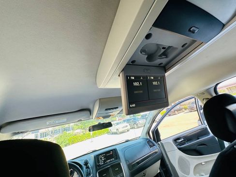 Used 2015 Dodge Grand Caravan SXT FWD image 18