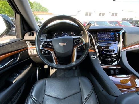 Used 2017 Cadillac Escalade ESV Luxury AWD/4WD image 4