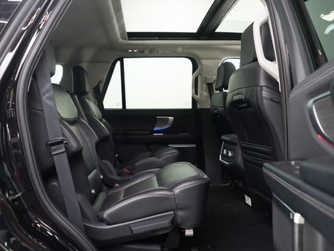 Used 2025 Ford Expedition Platinum AWD/4WD image 12
