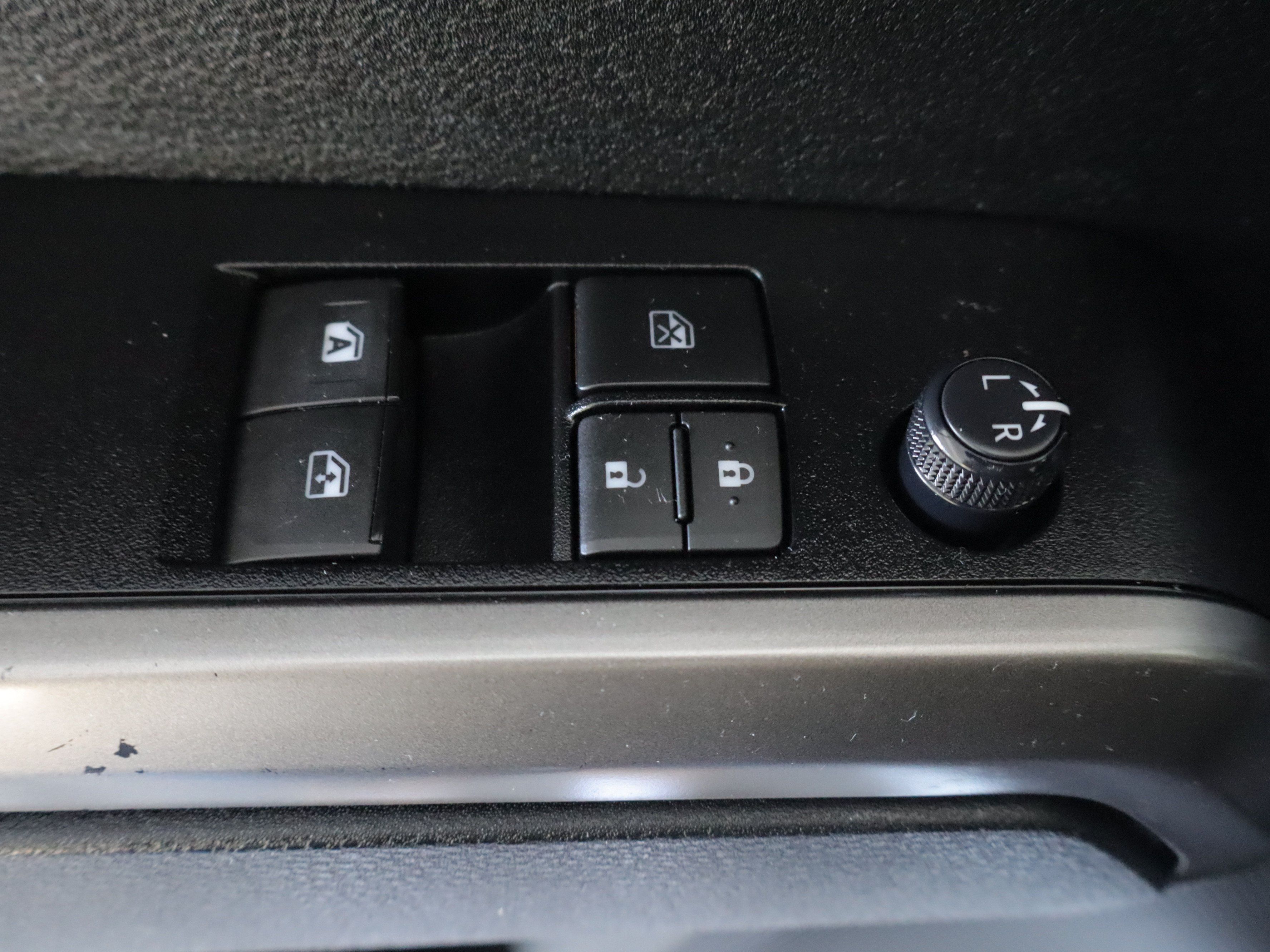 Used 2022 Toyota Tacoma SR5 AWD/4WD image 12