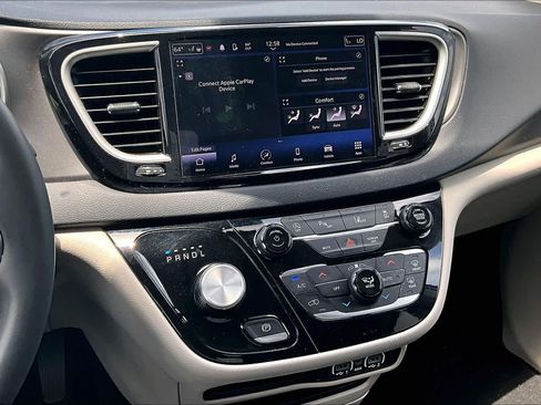 Used 2023 Chrysler Pacifica Touring-L FWD image 7