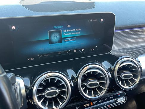 Used 2020 Mercedes-Benz GLB 250 4MATIC w/ Premium Package image 12