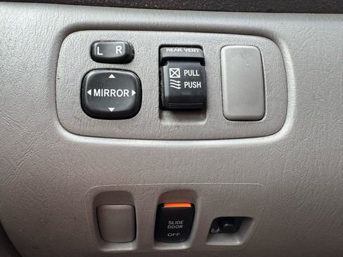 Used 2010 Toyota Sienna LE w/ Towing Prep Pkg FWD image 16
