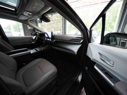 Used 2025 Toyota Sienna XLE w/ XLE Plus Package AWD/4WD image 27