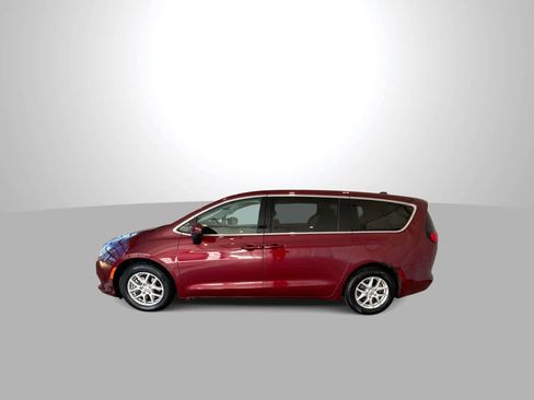 Used 2023 Chrysler Voyager LX image 5