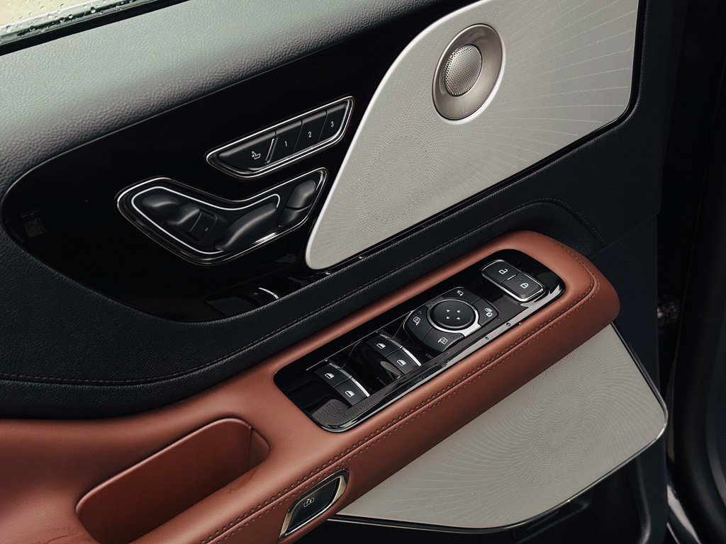 Used 2026 Lincoln Aviator Reserve AWD/4WD image 32