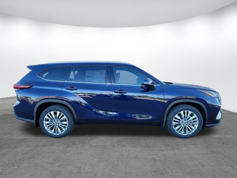 New 2026 Toyota Highlander Platinum AWD/4WD image 4