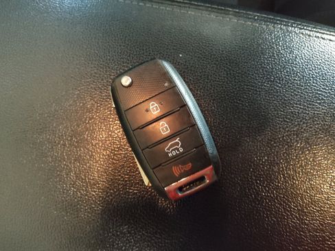 Used 2017 Kia Sorento LX image 32