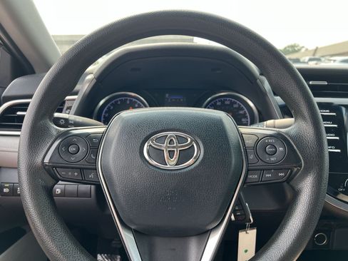 Used 2018 Toyota Camry FWD image 15
