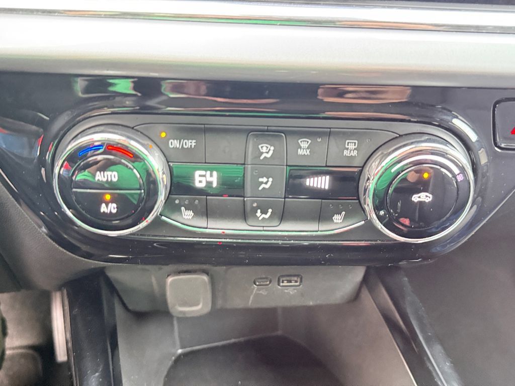 Used 2025 Chevrolet Trax LT w/ LT Convenience Package FWD image 28