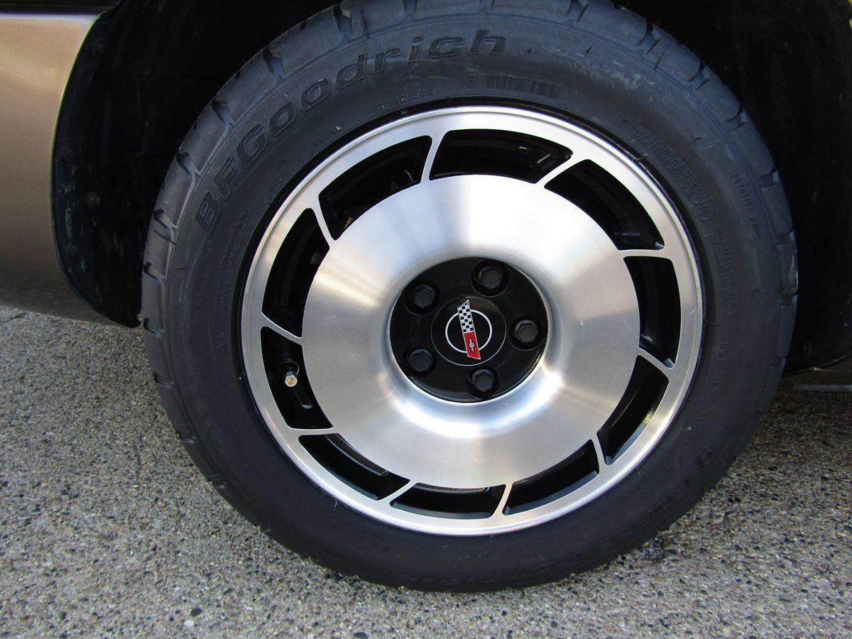 Used 1985 Chevrolet Corvette Coupe RWD image 36