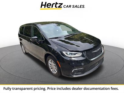 Used 2025 Chrysler Pacifica Select